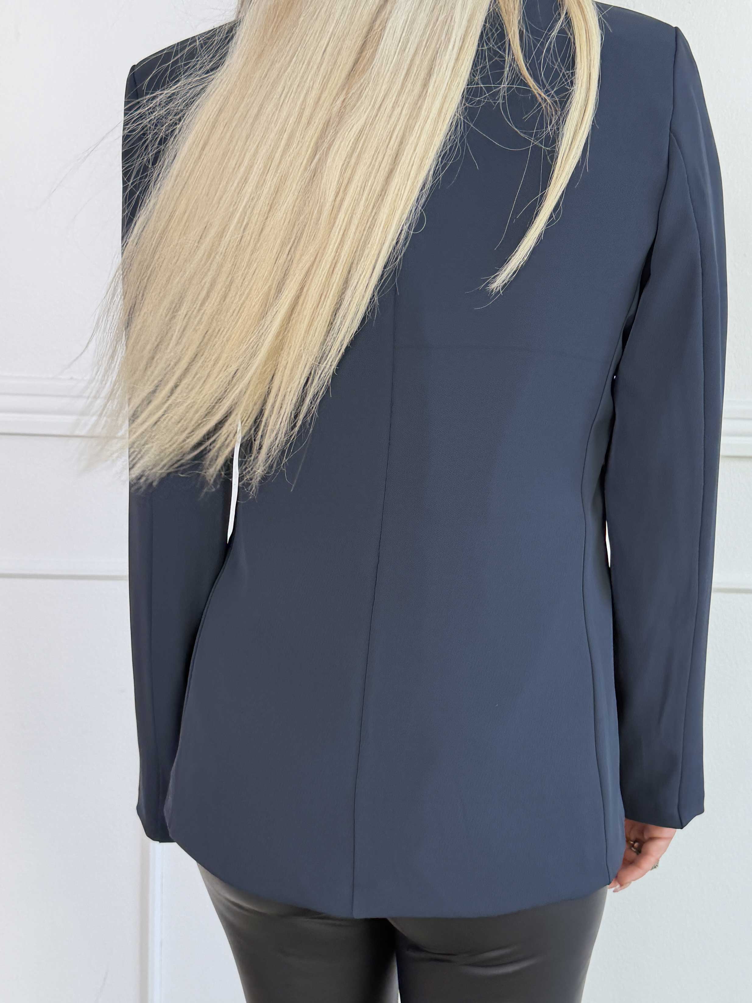 Pernille - Elegant blazer med bindebånd i siden